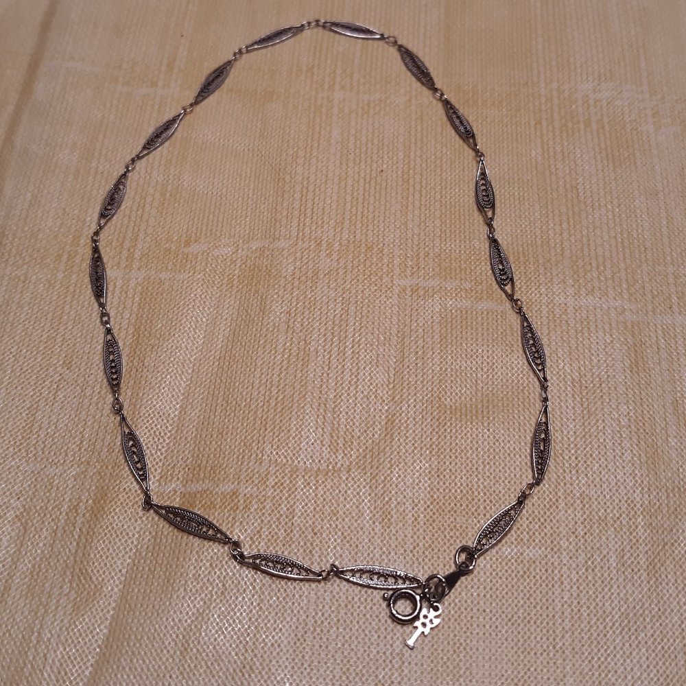 Beautiful Vintage Filigree Silver Tone Necklace 15"L